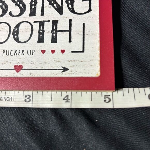 ❤️🥰❤️ NEW Valentine’s Day Kissing Booth Sign 4” x 5” NWT - Picture 3 of 4